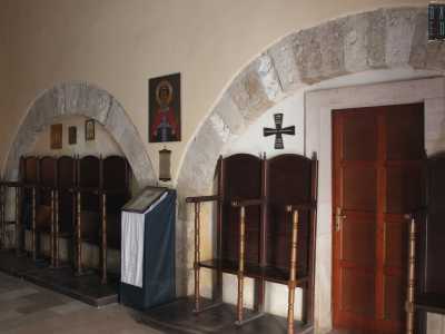 Infine c�� il tesoro sotterraneo, la chiesa bizantina, i cui resti sono posti al di sotto del pavimento in marmo realizzato nel Dopoguerra. Ci avviciniamo alla parete destra, l� dove alla base di due archi a tutto sesto...